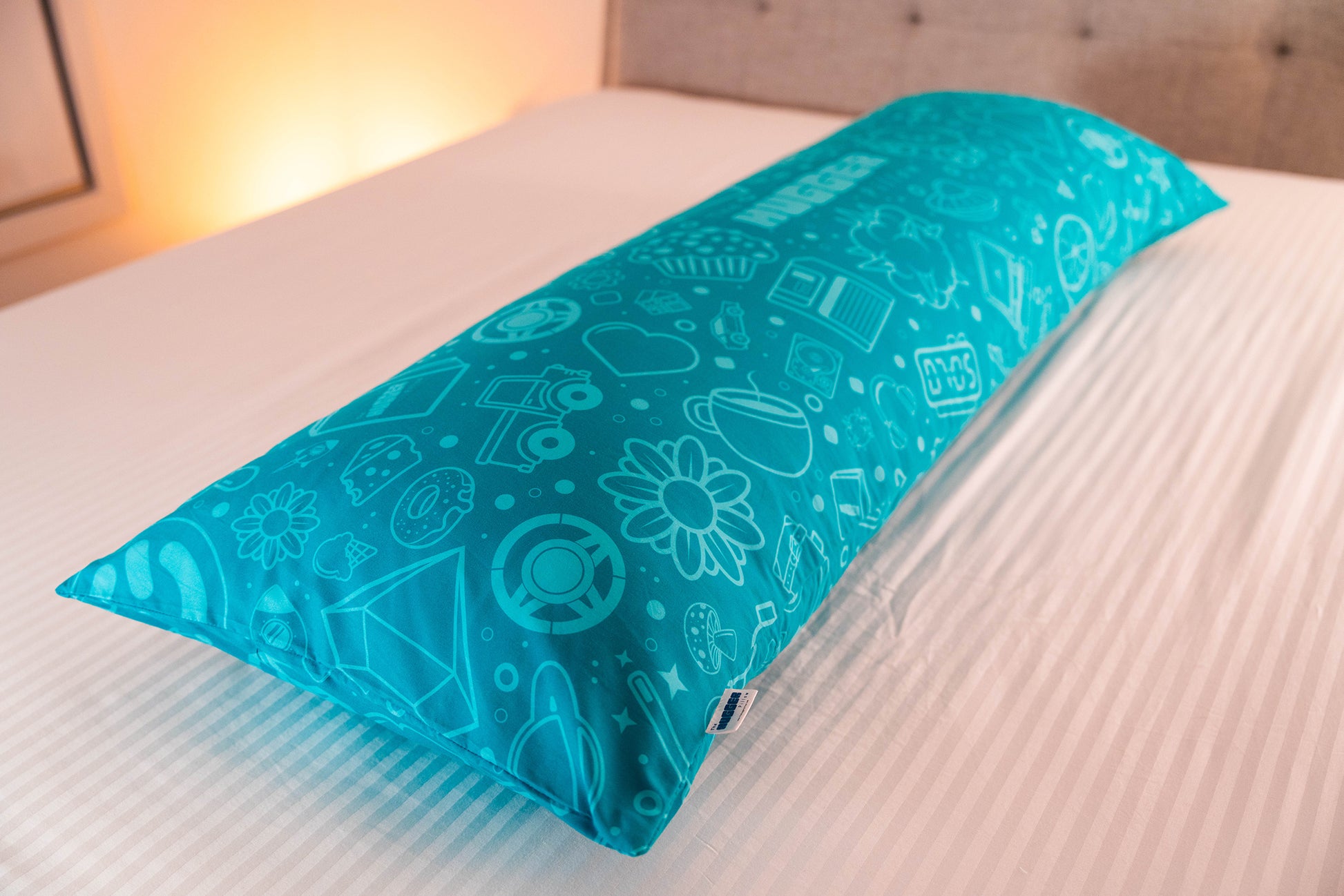 Focused product image of The Aquamarine Hugger Pillow side sleeper body pillow set