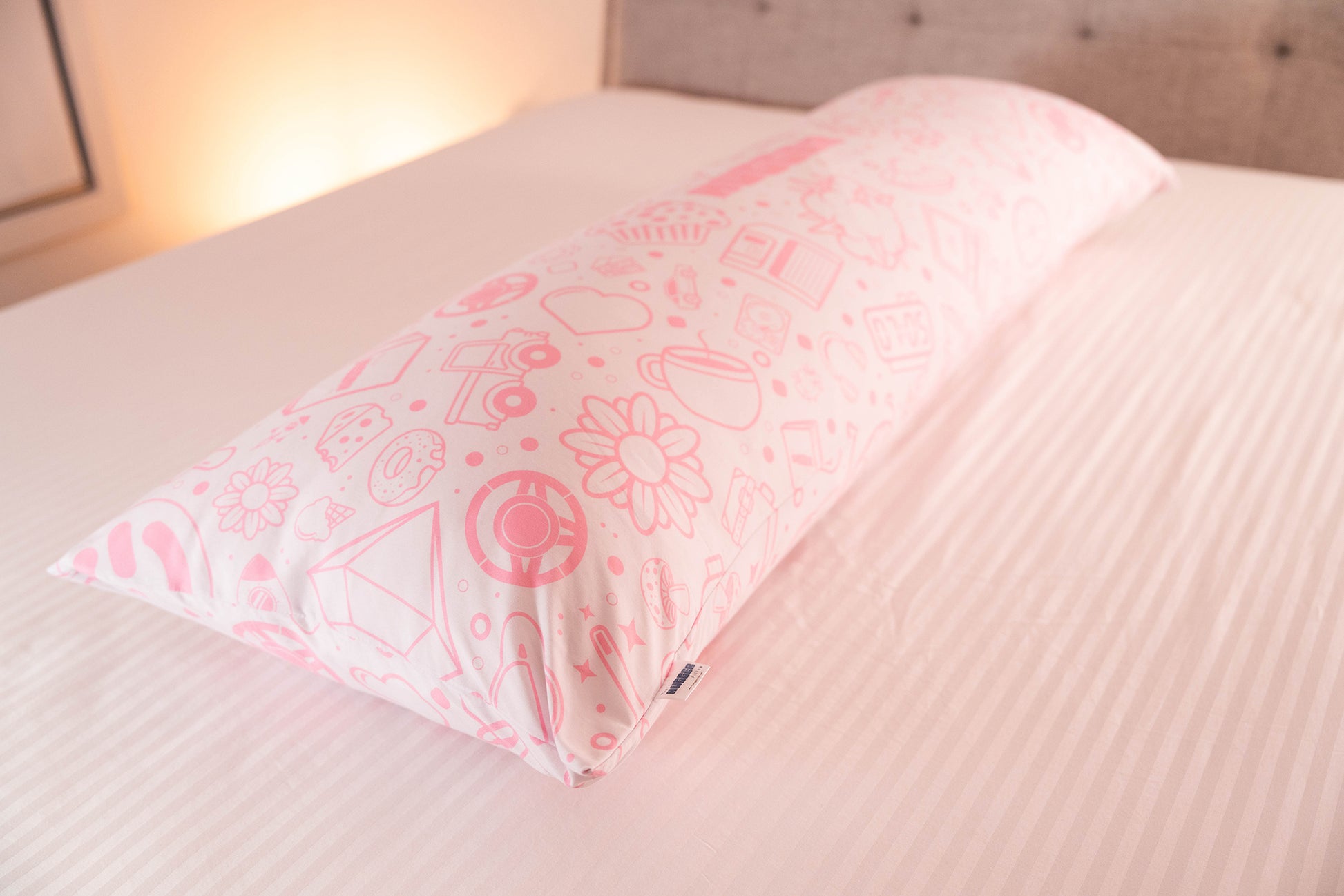 Focused product image of The Sakura Hugger Pillow side sleeper body pillow set